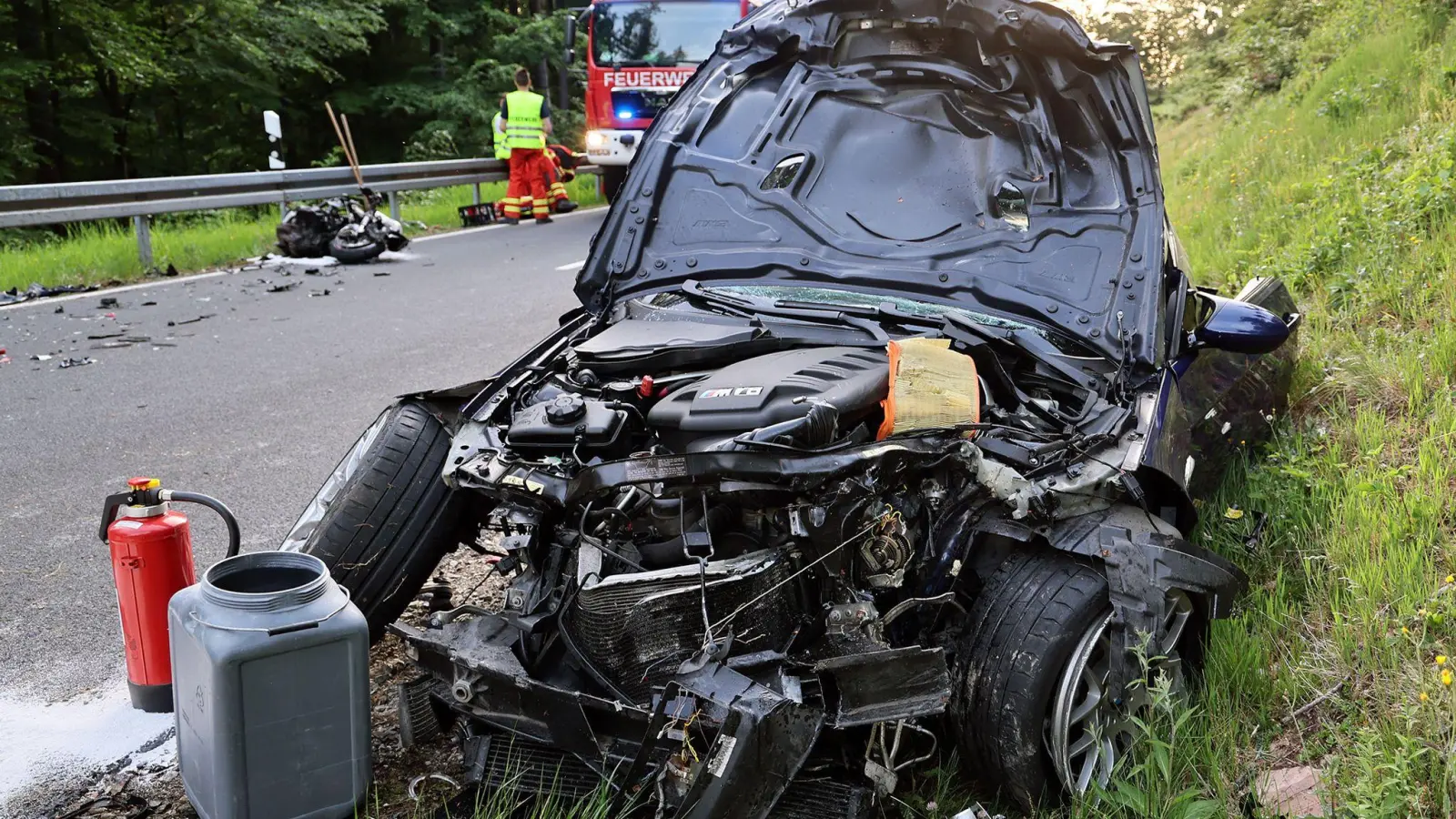 Eine Motorradfahrerin starb bei dem Unfall.  (Foto: Ralf Hettler/dpa)