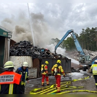 Zahlreiche Feuerwehrleute waren mit den Löscharbeiten beschäftigt. (Foto: Daniel Löb/dpa)