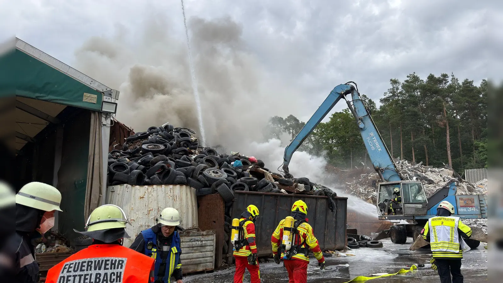 Zahlreiche Feuerwehrleute waren mit den Löscharbeiten beschäftigt. (Foto: Daniel Löb/dpa)