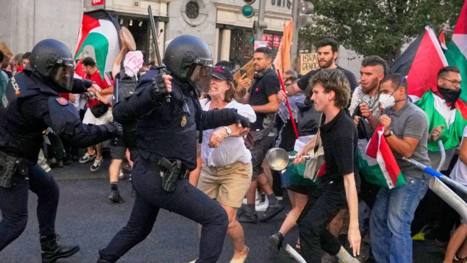 Es kam zu Zusammenstößen zwischen Polizei und Demonstranten. (Foto: Manu Fernandez/AP/dpa)