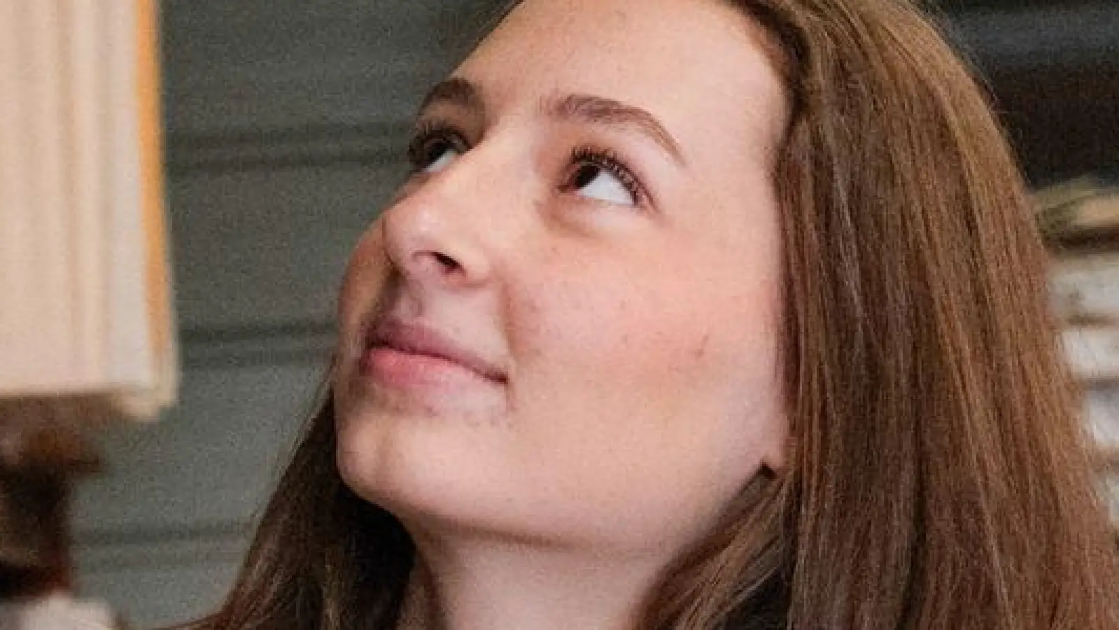 Celine Köster, Auszubildene zur Fliesen- und Mosaiklegerin, hat sich nach ihrem Hauptschulabschluss dazu entschieden, ein Freiwilliges Handwerksjahr (FHJ) zu absolvieren.  (Foto: Zacharie Scheurer/dpa-tmn)