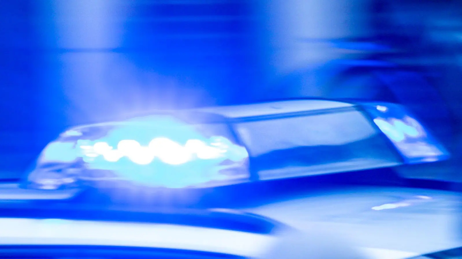 Ein 27-Jähriger zog die Handbremse der Fahrerin, bedrohte sie und flüchtete schließlich mit ihrem Wagen. (Symbolbild) (Foto: Jens Büttner/dpa)