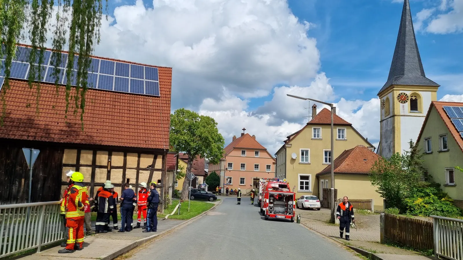 Das BRK war mit vier Einsatzfahrzeugen und neun Einsatzkräften vor Ort, die Polizei mit zwei Streifenwagen (Foto: Rainer Weiskirchen)