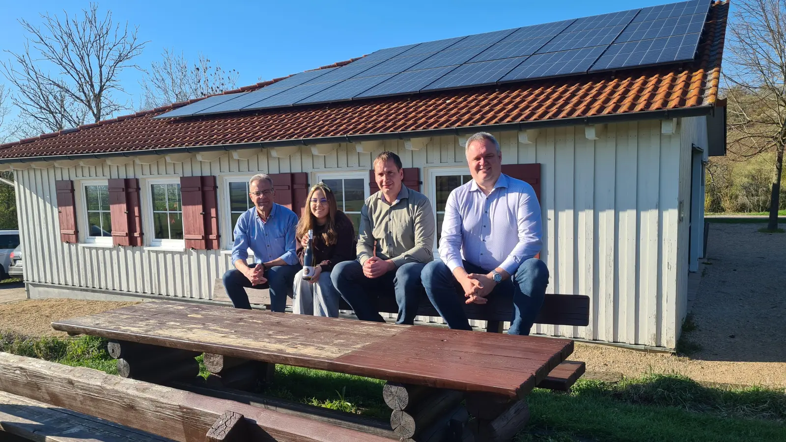 Am kommenden Wochenende startet die Saison im Ipsheimer Bewirtungshaus in den Weinbergen. Darüber freuen sich (von links): Rudolf Fähnlein, Weinkönigin Selina Steinmüller, Thomas Kreiselmeyer und Stefan Eber. (Foto: Anna Franck)