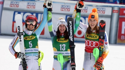 Andreja Slokar (M) siegte beim Slalom in Meribel vor Lena Dürr (l) und Petra Vlhova. (Foto: Alessandro Trovati/AP/dpa)