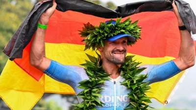 Stolzer Sieger: Patrick Lange gewinnt den Ironman auf Hawaii und jubelt. (Foto: Donald Miralle/IRONMAN/dpa)