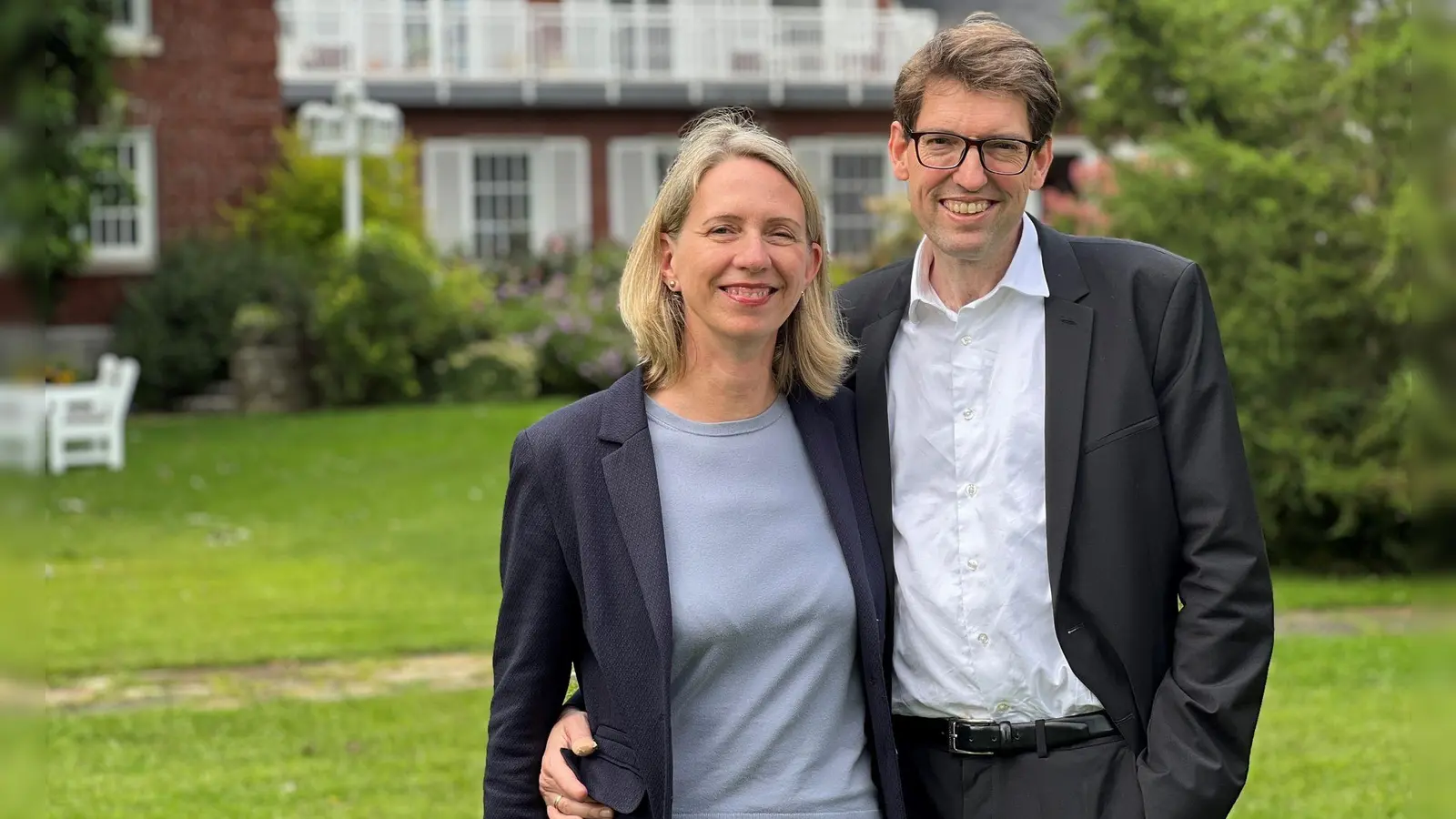 Wird ihr Modell zum Vorbild? Botschafterin Tjorven Bellmann und Botschafter Matthias Lüttenberg teilen sich einen Posten. (Foto: Benno Schwinghammer/dpa)