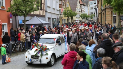 Vertreter aus den Partnerstädten, Musikgruppen, Vereine und lokale Prominente: Der Festumzug am 1. Mai hat auch in diesem Jahr wieder allerlei zu bieten. (Archivfoto: Hans Herbst)