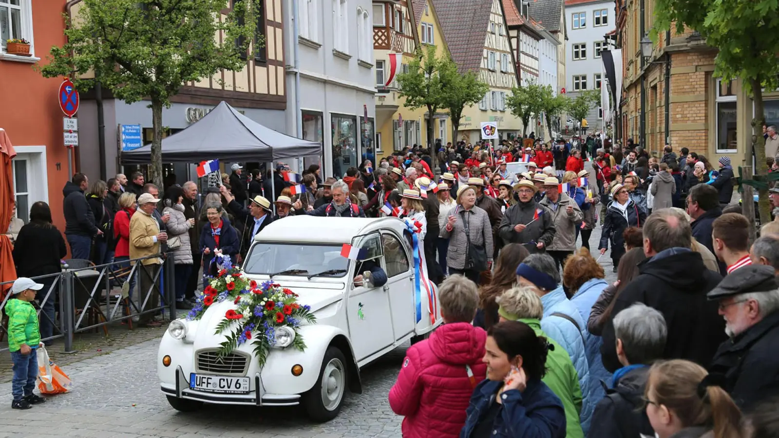 Vertreter aus den Partnerstädten, Musikgruppen, Vereine und lokale Prominente: Der Festumzug am 1. Mai hat auch in diesem Jahr wieder allerlei zu bieten. (Archivfoto: Hans Herbst)