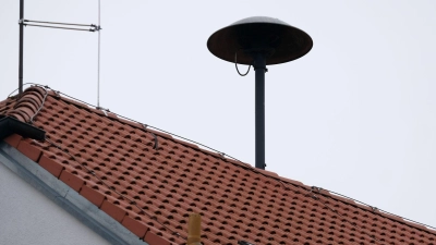 Die Handys klingeln unter Umständen auch, wenn sie auf stumm geschaltet sind. (Archivbild)  (Foto: Stephan Jansen/dpa)