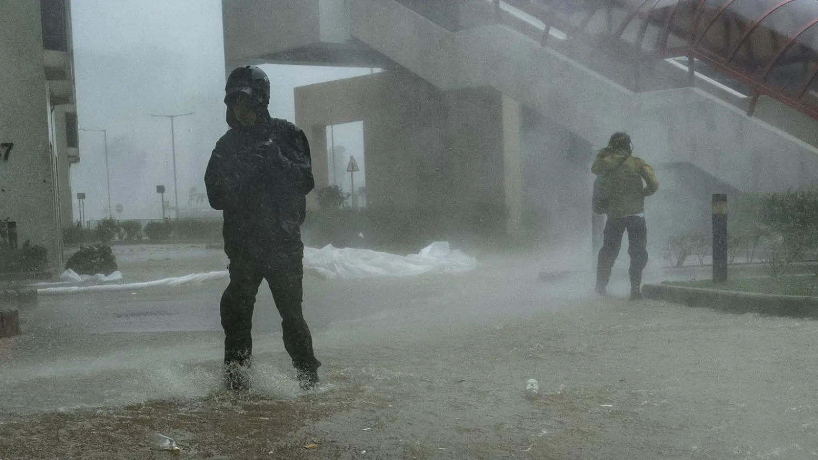 „Ragasa“ brachte heftigen Regen in die betoffenen Gebiete. (Foto: Chan Long Hei/AP/dpa)
