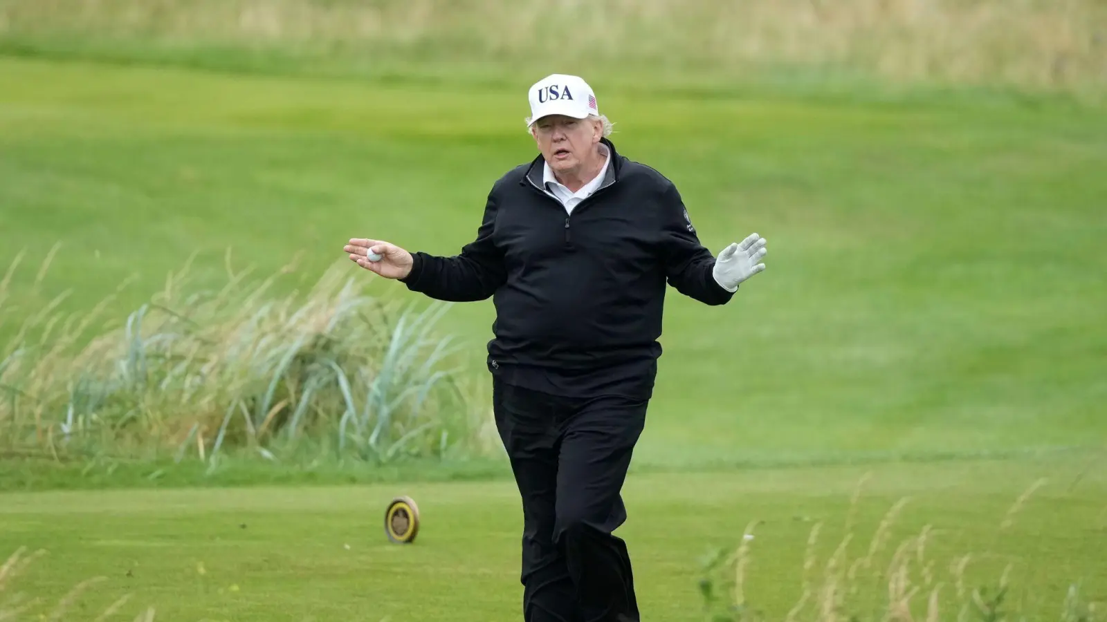 Trump trifft sich am Nachmittag mit EU-Kommissionspräsidentin Ursuala von der Leyen.  (Foto: Alastair Grant/AP/dpa)