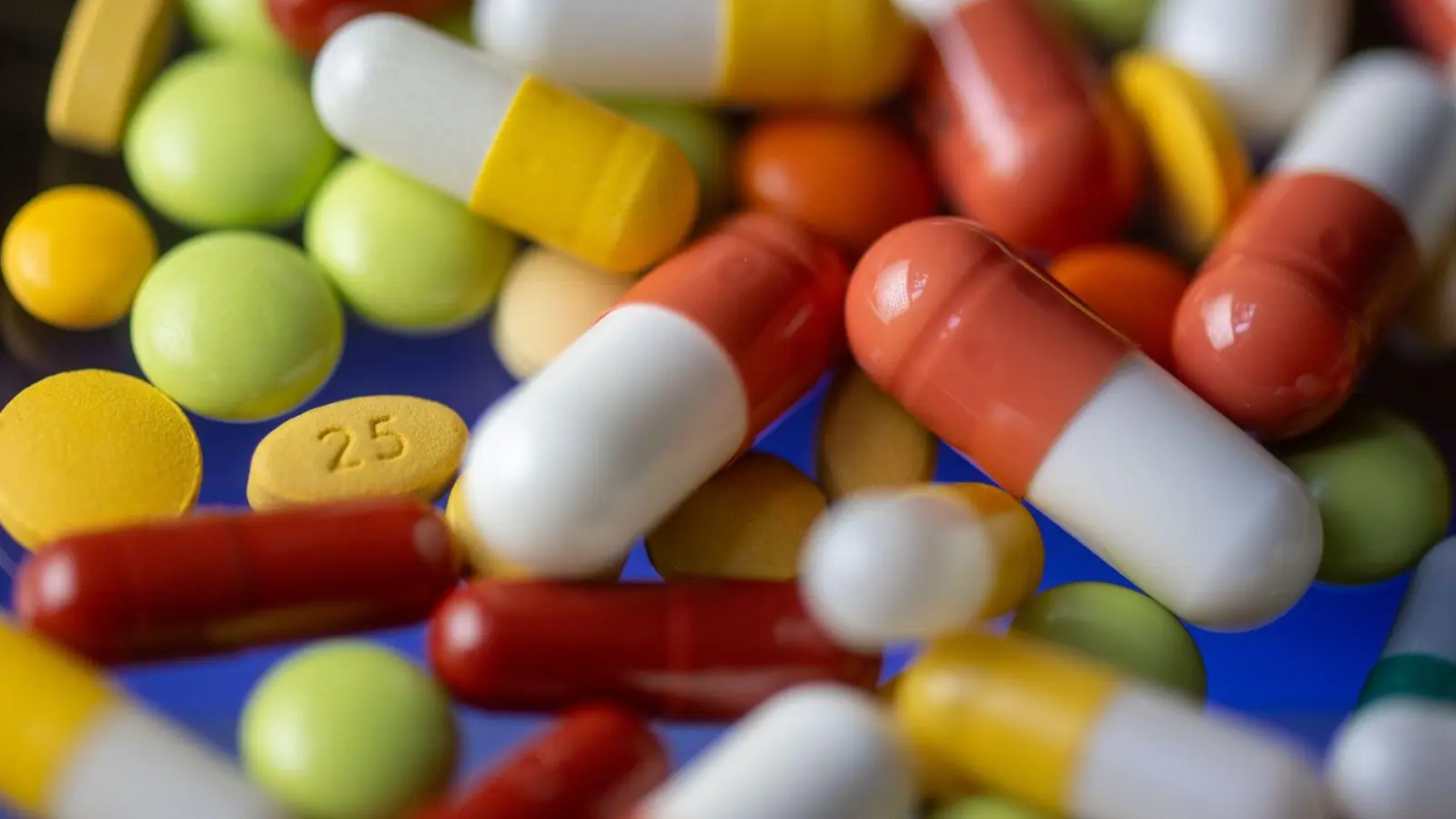 Die Ankündigung von US-Präsident Donald Trump von Zöllen in Höhe von 100 Prozent auf Arzneimittel schreckt die Branche auf. (Symbolfoto) (Foto: Hendrik Schmidt/dpa)