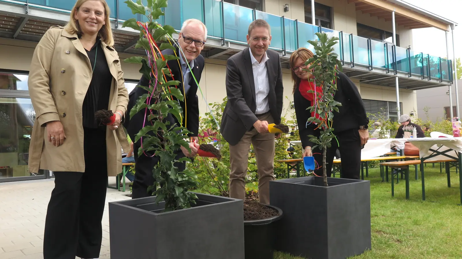 Zur Einweihung pflanzten (von links) AWO-Vertreterin Anja Kohles, Bürgermeister Dr. Jürgen Pfeiffer, Landrat Dr. Jürgen Ludwig und Kita-Leiterin Yvonne Große symbolisch zwei Obstbäume. (Foto: Eckard Dürr)