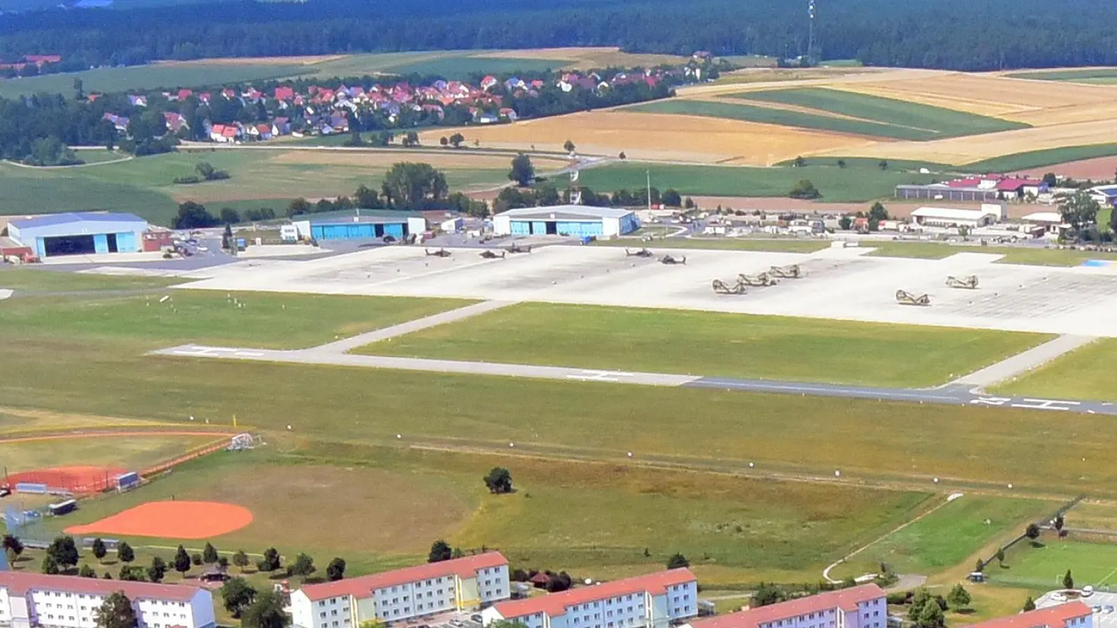 Der Militärflugplatz in Ansbach-Katterbach aus der Luft: Die US Army hat ein wachsames Auge auf mögliche Drohnenvorfälle. (Archivbild: Jim Albright)