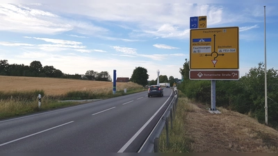 Der neue Vorwegweiser an der Bundesstraße 25 in Feuchtwangens Süden weist die Verkehrsteilnehmer darauf hin, dass sie in „alle Richtungen“ – außer ins Stadtzentrum und nach Bechhofen – gelangen, wenn sie am Kreisverkehr nach links auf die Westtangente abbiegen. Ein analoges Schild vor dem Kreisel im Norden steht hingegen noch nicht. Es wird erst nach der Erschließung des Industriegebiets West II aufgestellt. (Foto: Peter Zumach)