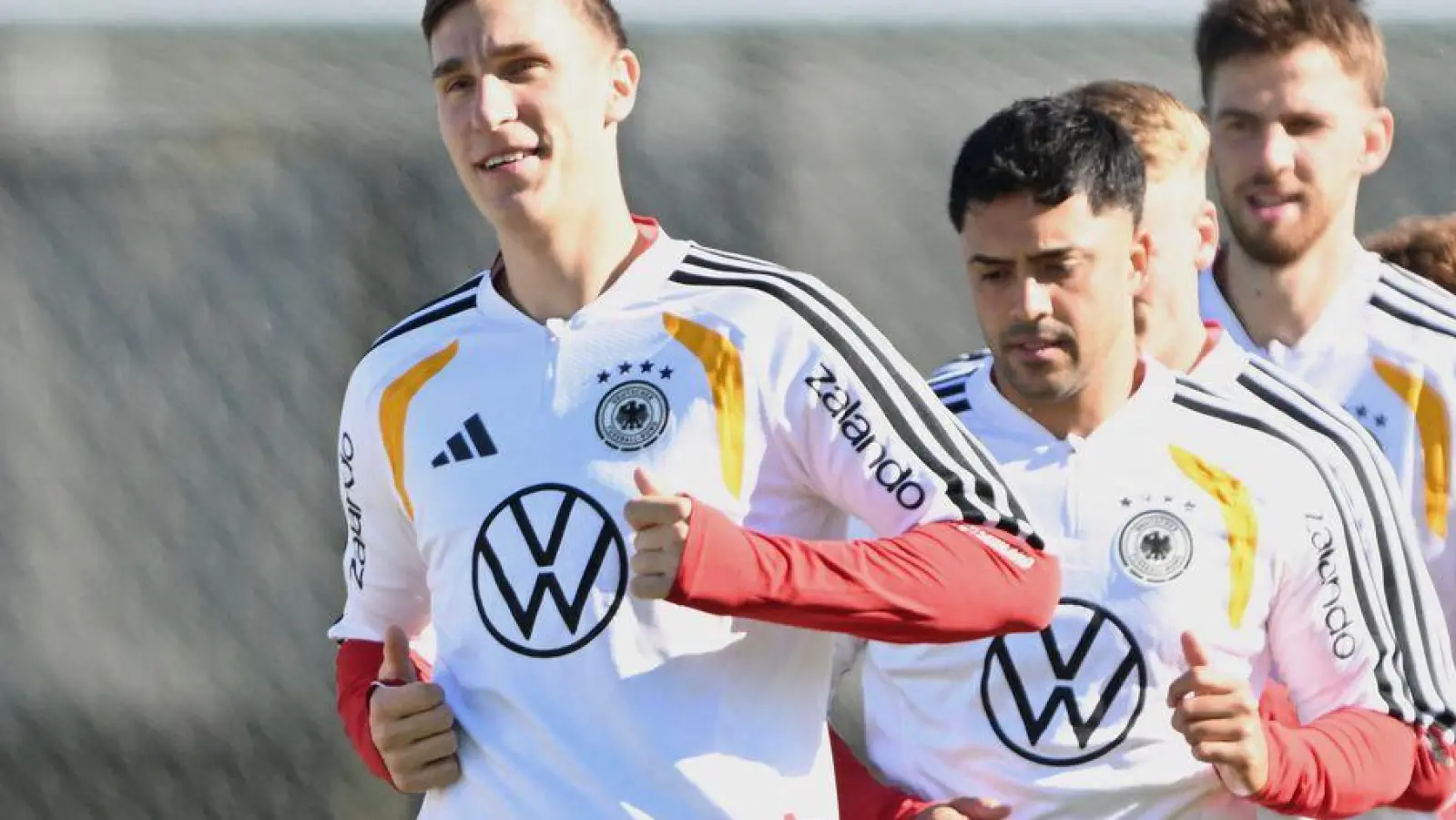 Nico Schlotterbeck (l) kommt nach seiner schweren WM-Verletzung langsam wieder in Form.  (Foto: Federico Gambarini/dpa)