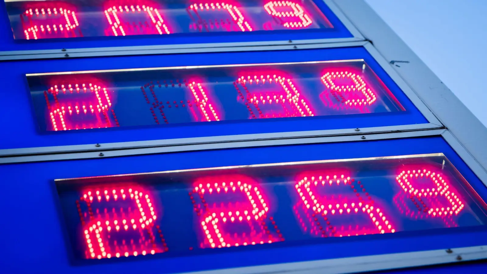 Der Spritpreis steigt langsam weiter.  (Foto: Christoph Soeder/dpa)