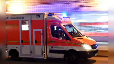 Die 29-jährige Fußgängerin kam mit schweren Verletzungen ins Krankenhaus. (Symbolbild) (Foto: Carsten Rehder/dpa)