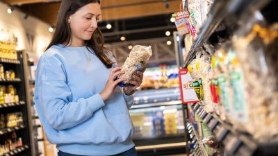 Ein Marktcheck der Verbraucherzentralen zeigt: Bio-Eigenmarken von Supermärkten und Discountern sind oft günstiger als Markenprodukte. (Foto: Benjamin Nolte/dpa-tmn)