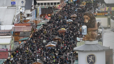 Sollen Wiesn-Besucher bald Eintritt zahlen? (Archivbild) (Foto: Felix Hörhager/dpa)
