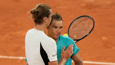 Nach dem Match umarmte Alexander Zverev (l) Rafael Nadal. (Foto: Thibault Camus/AP/dpa)