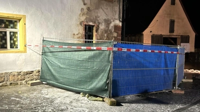 Das ausgebrannte Wohnmobil in Neuhof war zeitweise mit einem Bauzaun abgesperrt. (Foto: Feuerwehr Neuhof/Zenn)