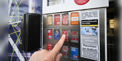 Eigentlich sind Zigarettenautomaten zum Herausgeben von Waren da, nicht zum Gesprengt-Werden – so wie nun in Dietenhofen und Flachslanden. (Symbolbild: Bernd Weißbrod/dpa)