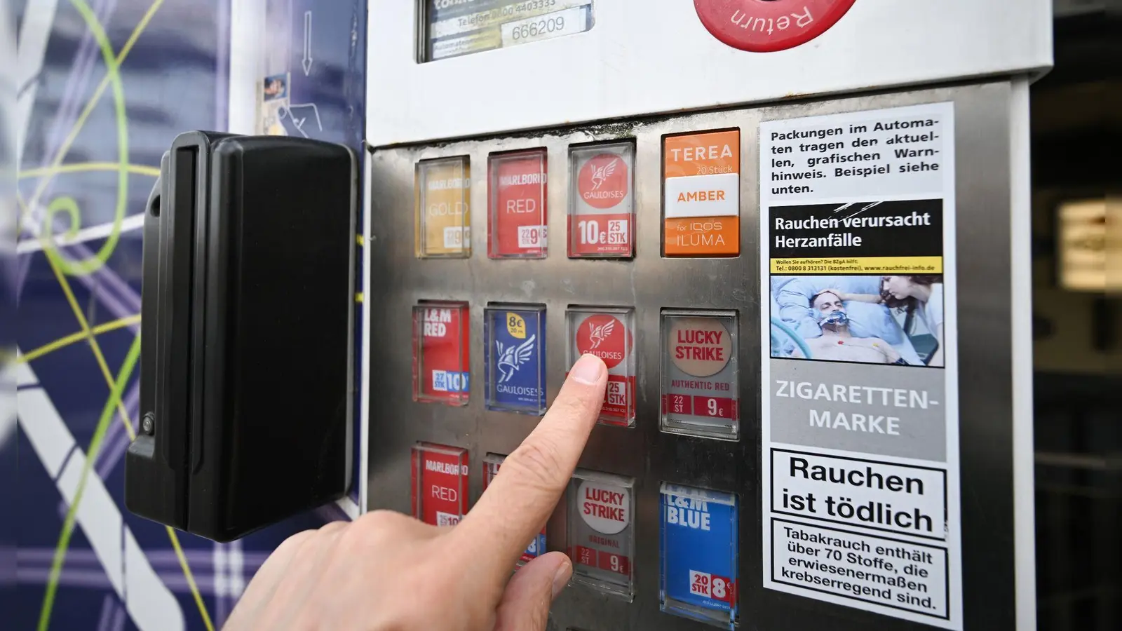 Eigentlich sind Zigarettenautomaten zum Herausgeben von Waren da, nicht zum Gesprengt-Werden – so wie nun in Dietenhofen und Flachslanden. (Symbolbild: Bernd Weißbrod/dpa)