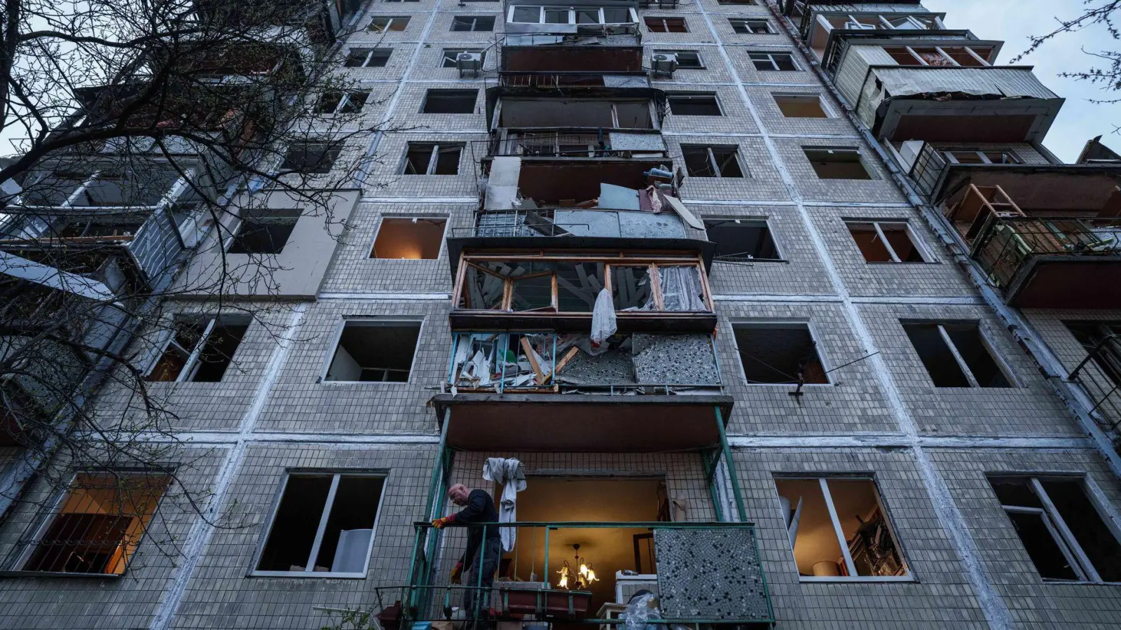 Nach heftigen russischen Angriffen beklagt die Ukraine fast 20 Tote. (Foto: Evgeniy Maloletka/AP/dpa)