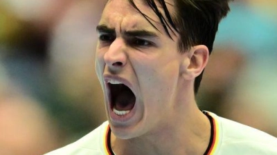 Bundestrainer Alfred Gislason setzt im Angriff und in der Abwehr auf Julian Köster.  (Foto: Sina Schuldt/dpa)