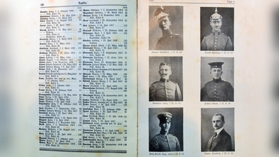 Ein „Gedächtnisbuch” als Weihnachtsgeschenk: Mehr als 420 im Weltkrieg gefallene und vermisste Ansbacher sind darin aufgelistet und abgebildet.  (Foto: Jim Albright)