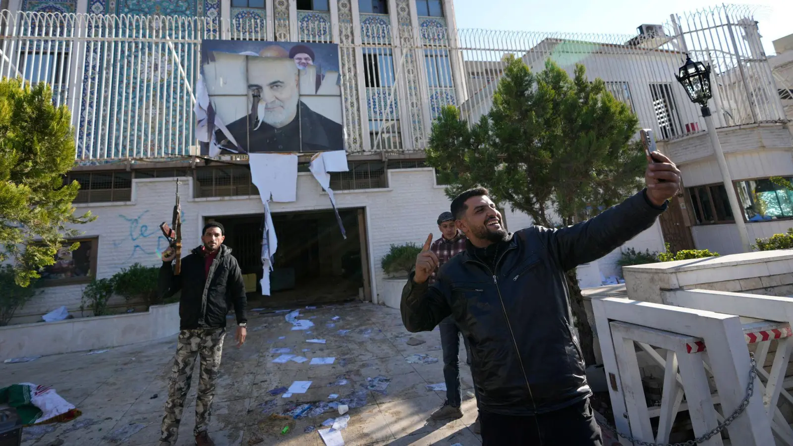 Nach dem Umsturz in Syrien stürmten Aufständische die iranische Botschaft in Damaskus. Teheran steht nach dem Sturz von Baschar al-Assad vor einem neuen Dilemma. (Archivbild) (Foto: Hussein Malla/AP/dpa)