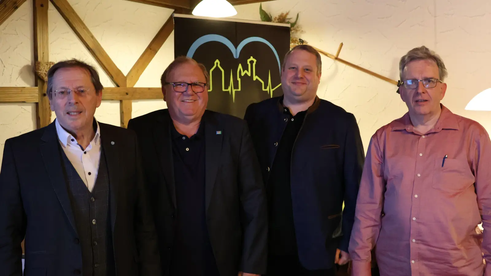 Hans Müller (Zweiter von links) wurde für 40 Jahre und Martin Jendert (rechts) für 35 Jahre in der CSU vom Scheinfelder Ortsvorsitzenden Michael Müller (Dritter von links) und namens des Kreisverbands von Hans Herold (links) gewürdigt. (Foto: Andreas Reum)