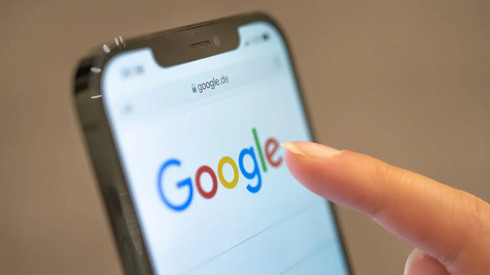 Google ermöglicht seit kurzem eine personalisierte Suchfunktion. So können Sie regionale Themen mehr in ihre Suchergebnisse einbinden. (Foto: Mohssen Assanimoghaddam/dpa)