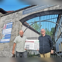 Markus Löschel (links) und Johannes Munique sind in Schillingsfürst die Macher in Sachen Jenisch. Das Foto zeigt die beiden vor dem Tor zu dem kleinen Museum, das der Sondersprache gewidmet ist. Ihr neuestes Projekt ist ein Rundweg mit mehreren Themenstationen. Die dafür nötigen Infotafeln sind fertig. (Foto: Jürgen Binder)