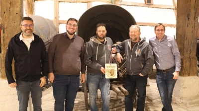Das Festabzeichen im XXL-Format präsentieren die Gruppenleiter der Dorfhauptmannschaft, Thomas Wenk (2. v.r.) und Florian Eisenbart (Mitte) mit den Festspielvorständen Philip Schürlein (ganz rechts), Andreas Mack und Maximilian Mattausch (von links). (Foto: Martina Haas)