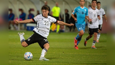 Sidney Raebiger (l.) war auffälligster Braunchweiger im Testspiel gegen Hansa Rostock. (Foto: Berney Ardov/dpa)