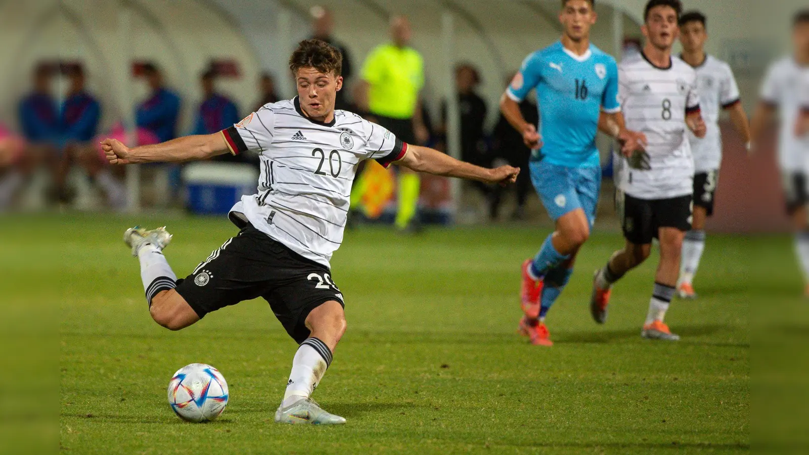 Sidney Raebiger (l.) war auffälligster Braunchweiger im Testspiel gegen Hansa Rostock. (Foto: Berney Ardov/dpa)