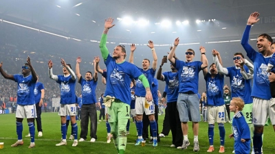 Die Mannschaft von Schalke 04 feierte den Aufstieg auf dem Platz. (Foto: Bernd Thissen/dpa)