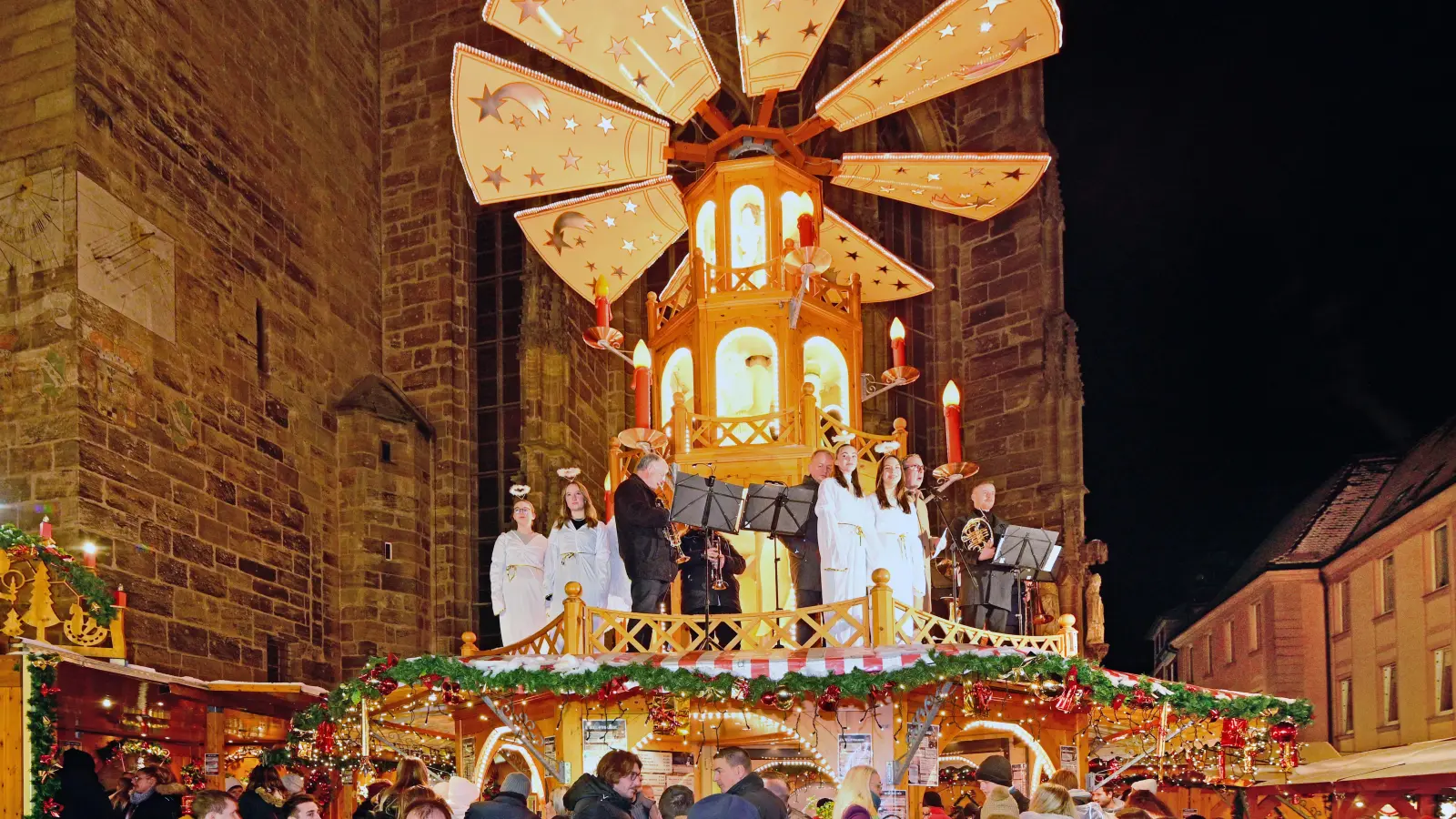 Weihnachtsengel schmückten die Pyramide, als voriges Jahr der Weihnachtsmarkt eröffnete. Oberbürgermeister Thomas Deffner (im Hintergrund) machte Lust auf die Höhepunkte in der Adventszeit. (Archivfoto: Jim Albright)