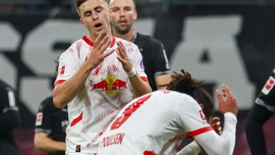 Christoph Baumgartner und Yussuf Poulsen (r.) ärgern sich über eine vergebene Chance. (Foto: Jan Woitas/dpa)