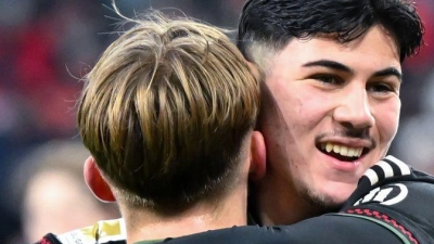 Lennart Karl (Nr 42.) wird nach seinem ersten Tor gefeiert. (Foto: Sven Hoppe/dpa)