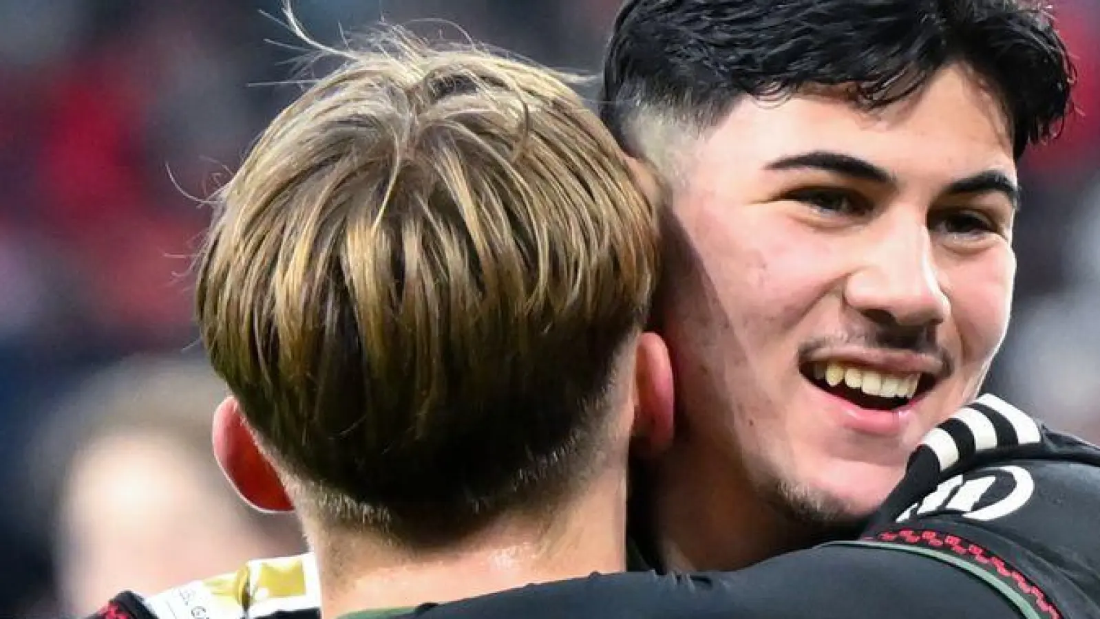 Lennart Karl (Nr 42.) wird nach seinem ersten Tor gefeiert. (Foto: Sven Hoppe/dpa)