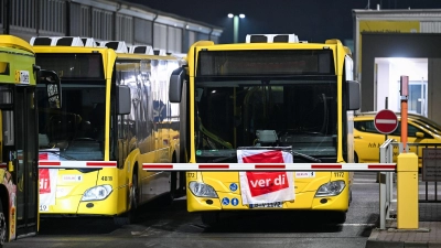 Am Freitag wird in mehreren Bundesländern der Nahverkehr bestreikt. (Symbolbild)  (Foto: Soeren Stache/dpa)