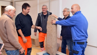 Walter Gebert (links) überprüft mit kritischem Blick, ob der Statuen-Menhir von Gallmersgarten gerade und sicher steht. Das freudige Ergebnis ist zugleich das höchste fränkische Lob: bassd scho. (Foto: Johannes Zimmermann)