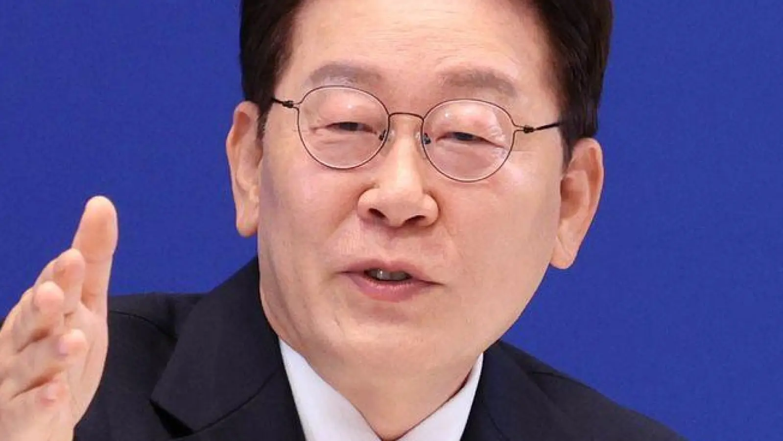 Bei seiner Pressekonferenz zum 1. Jahrestag seiner Amtseinführung äußerte sich Südkoreas Präsident Lee Jae Myung zum Skandal rund um die kürzlich abgehaltenen Regionalwahlen im Land. (Foto: -/YNA/dpa)