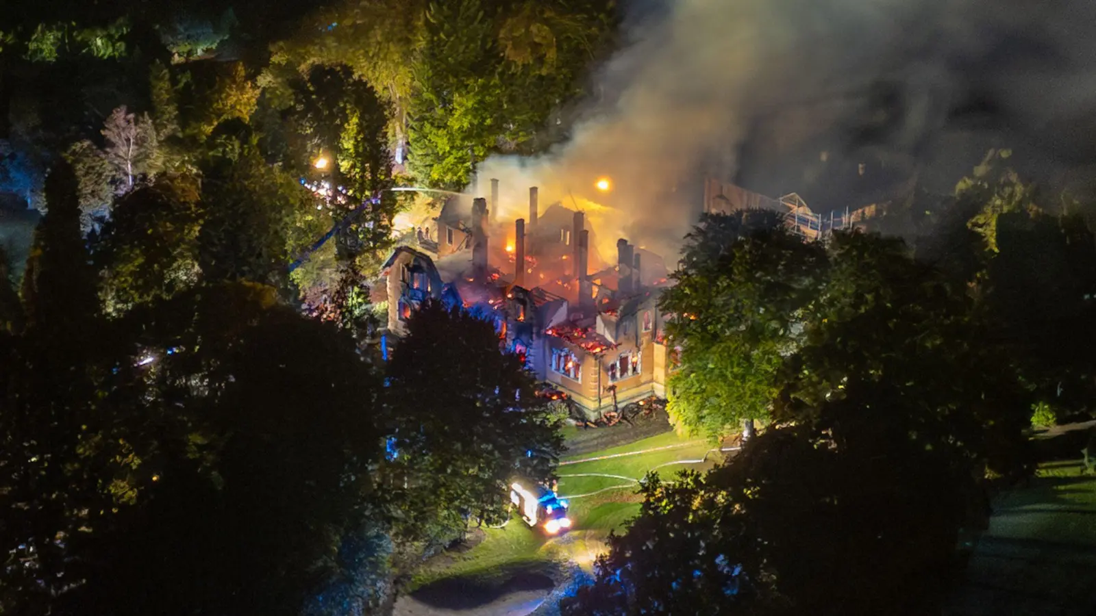 Mehrere Feuerwehren aus der Umgebung rückten an, um den Brand zu löschen. (Foto: Lars Haubner/News5/dpa)