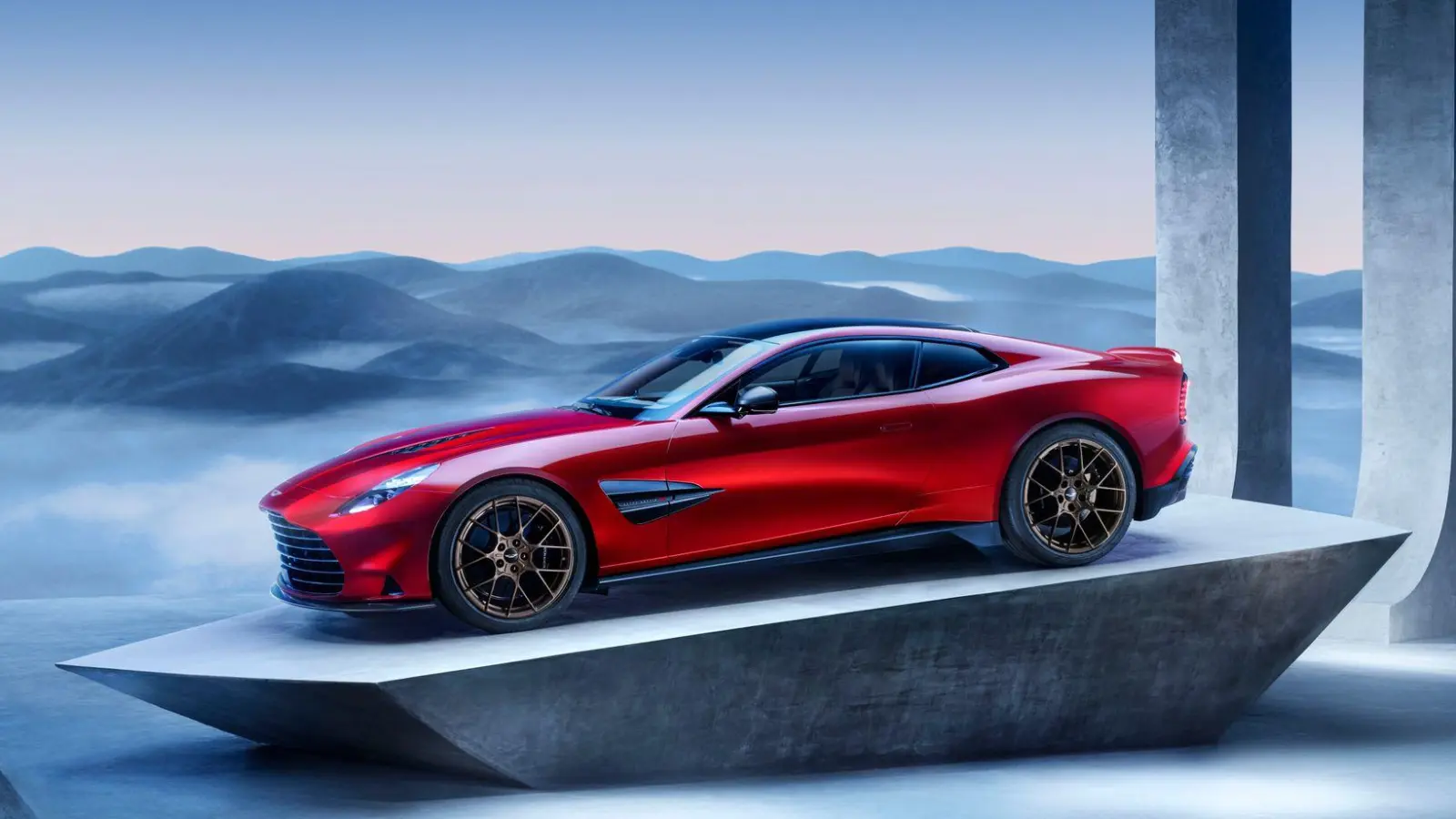 Der neue Aston Martin Vanquish kann mit seinem 835 PS starken V12-Motor eine Spitzengeschwindigkeit von 345 km/h erreichen. (Foto: Aston Martin/dpa-tmn)