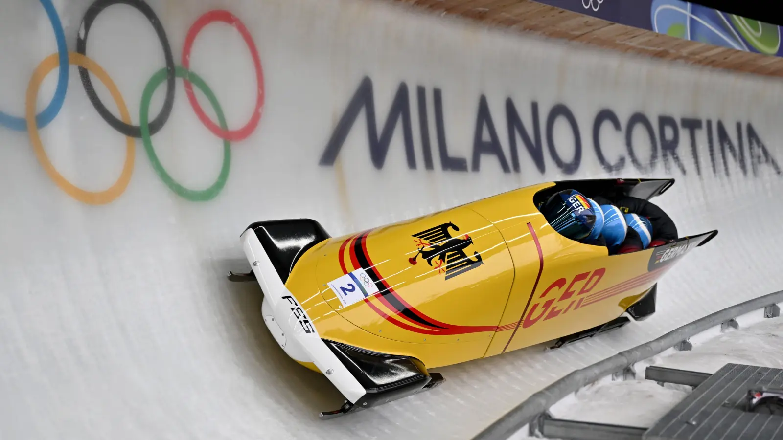 Der Schlitten mit Francesco Friedrich, Matthias Sommer, Alexander Schuller und Felix Straub im olympischen Eiskanal. (Foto: IMAGO/Igor Kupljenik/SPP)